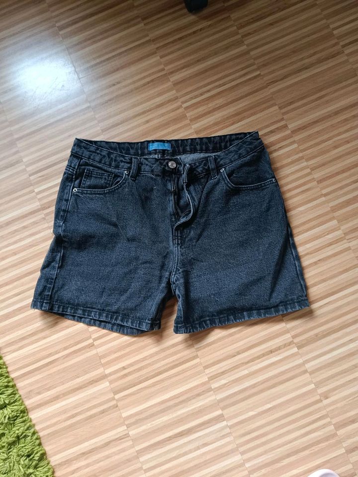 Damen Shorts mit kaputtem Reißverschluss in Dinklage