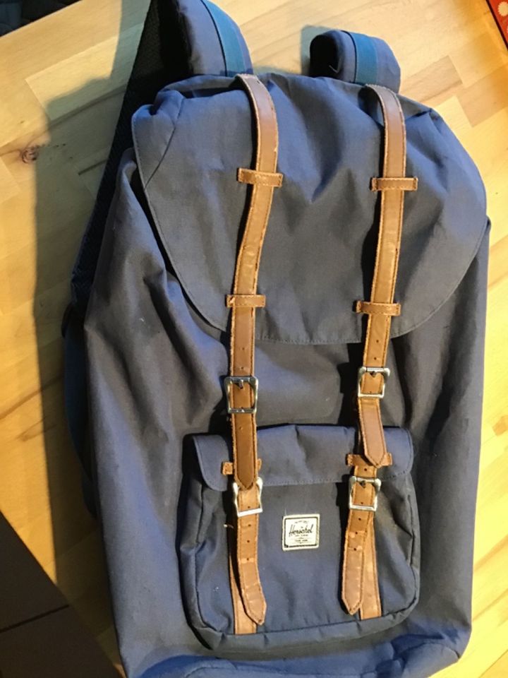 Backpack Rucksack Herschel Navy mit rot/weißen Futter in Owschlag