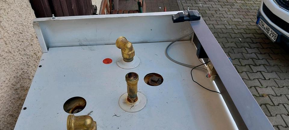 gebrauchter Edelstahl Warmwasserspeicher  210 Litr. in Drei Gleichen
