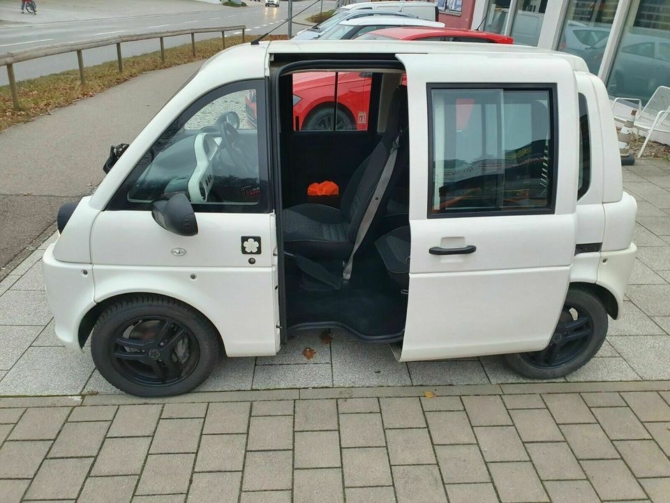 Verlieben Sie sich in die Vielseitigkeit von Mia – Elektroauto in Rot an der Rot