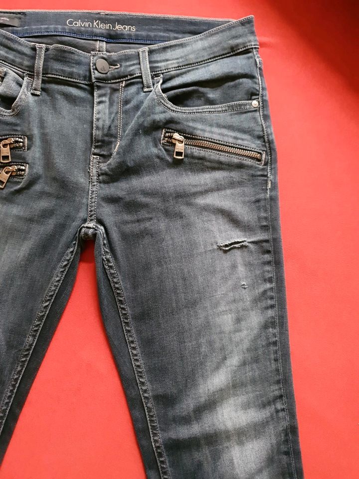 Stylische Jeans Calvin Klein, Skinny W28 L32 in Frankfurt am Main