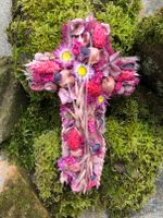 Kreuz aus Trockenblumen, in Rose & Pink Bayern - Kleinkahl Vorschau