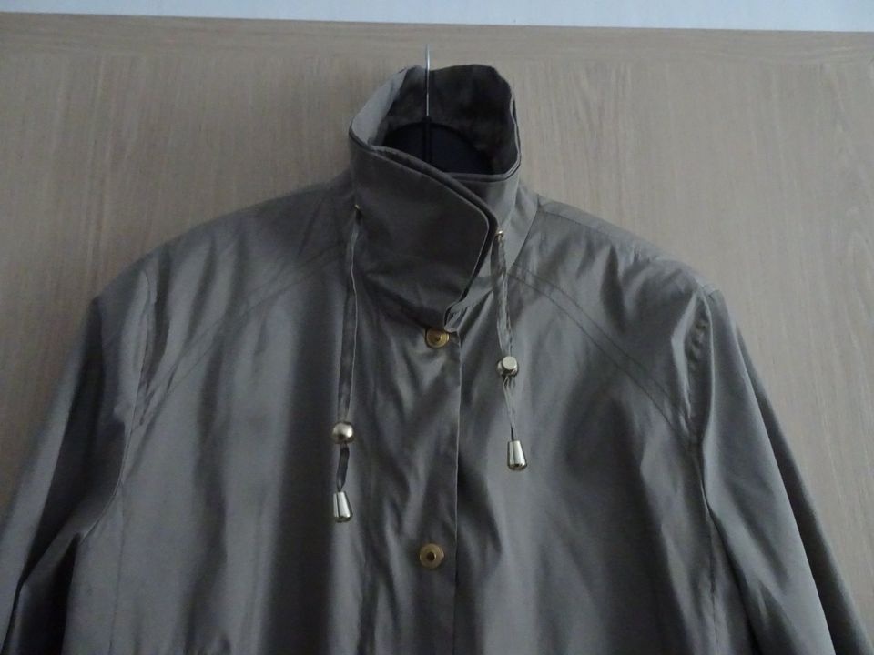 Jacke / Kurzmantel in beige/khakifarben, Gr. 42 in Langenzenn