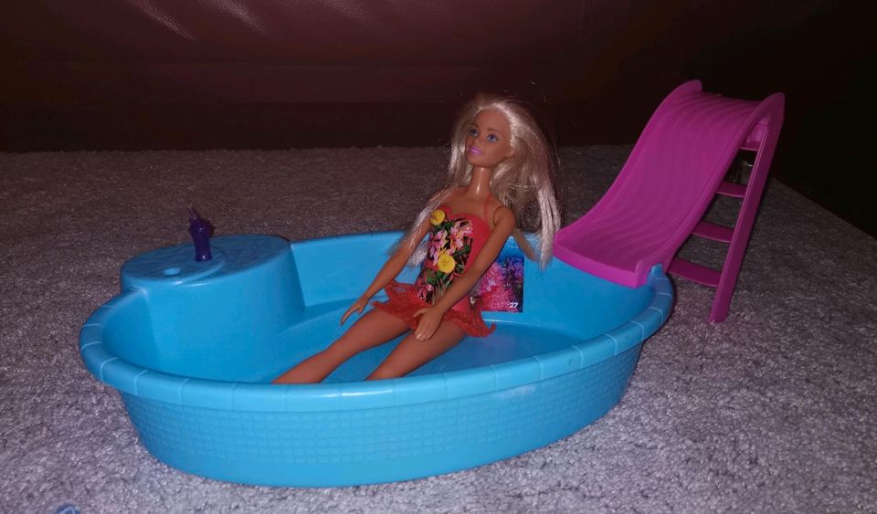 Barbie Swimmingpool oder mini Barbies Etagenbett in Solingen