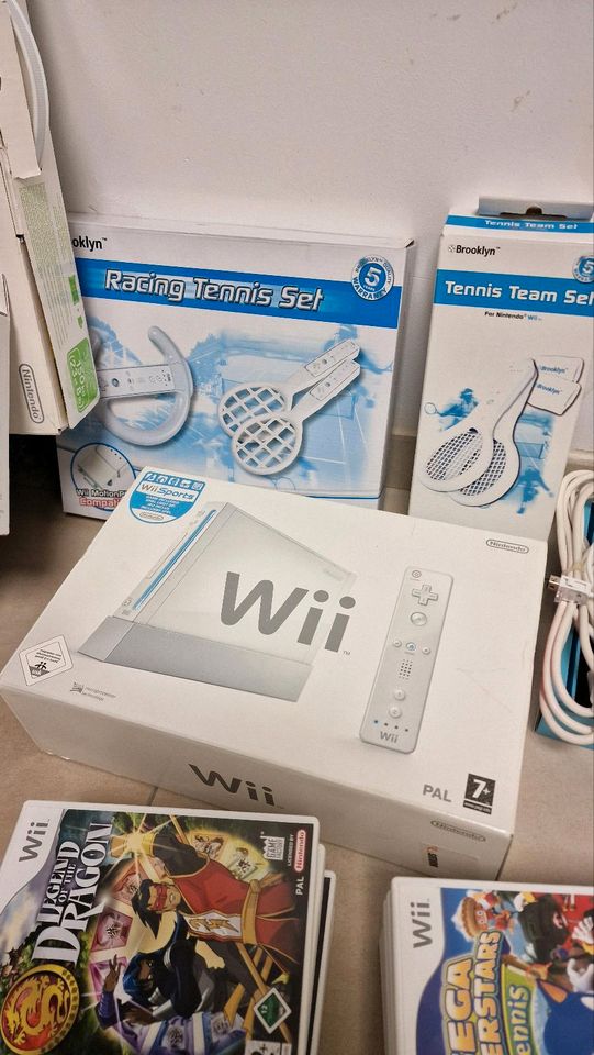 Nintendo Wii Sports mit 15 Spielen + viel Zubehör in Köln