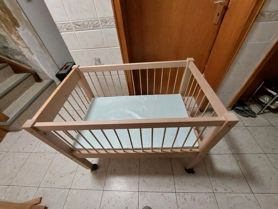 Babybett mit Rädern aus Holz in Salmtal