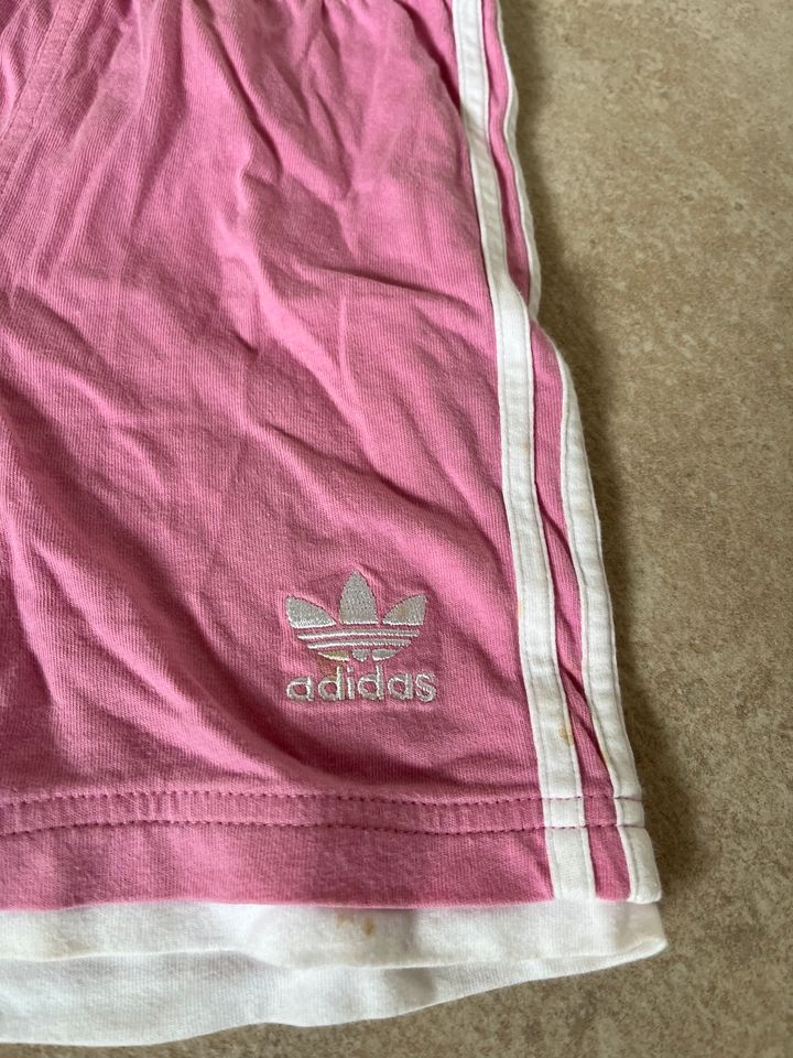 ✨Adidas Gr.98 Shorts kurze Hose rosa weiß ✨ in Calberlah