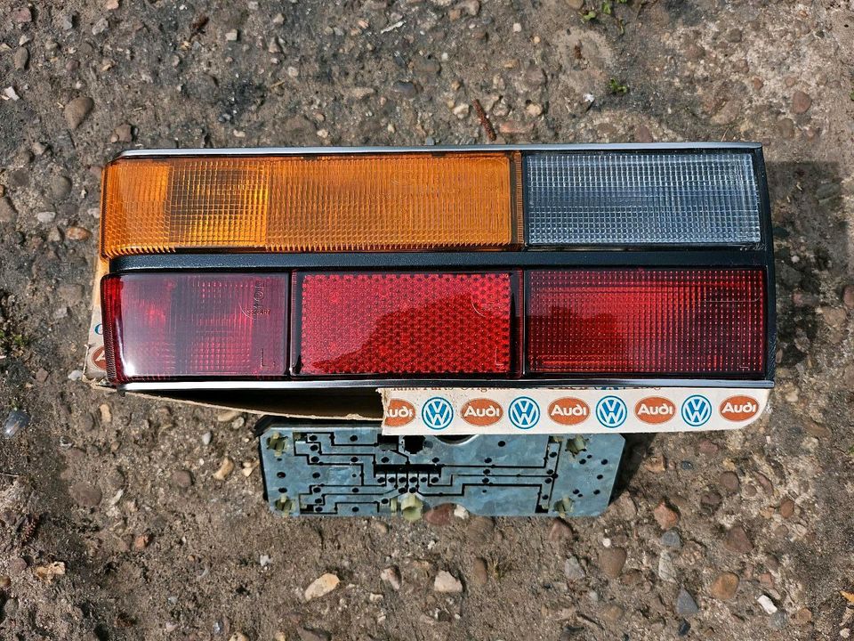 Audi 100 C2 Typ 43 Rücklicht links NOS mit Lampenträger 431945217 in Amelinghausen