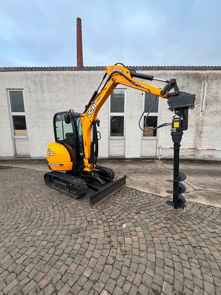 Mieten Minibagger mit Erdbohrer/ Unkrautbürste MS 03 2,8 Tonnen Bagger JCB 8026 Mieten Baumaschinen Vermietung Leihen in Meisenheim