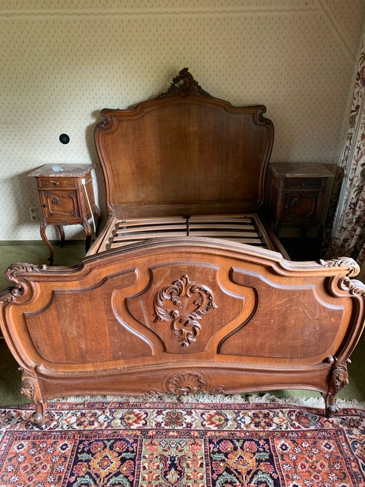 Bett antik Massivholz in Dierdorf