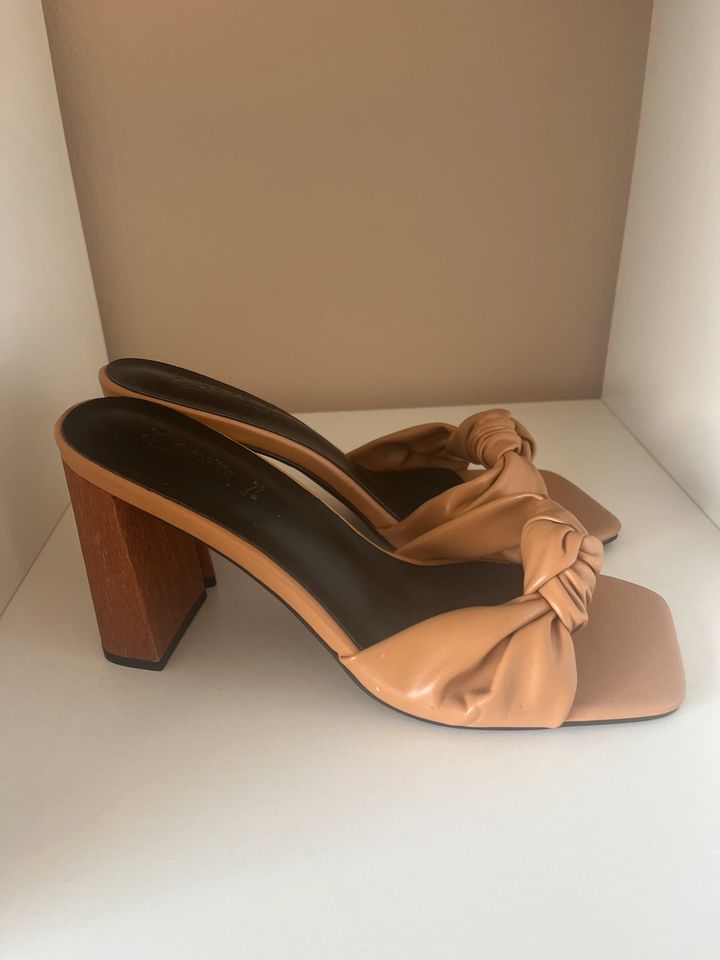 Sandalen/Mules aus veganem Material mit Bockabsatz Größe 39 in Köln