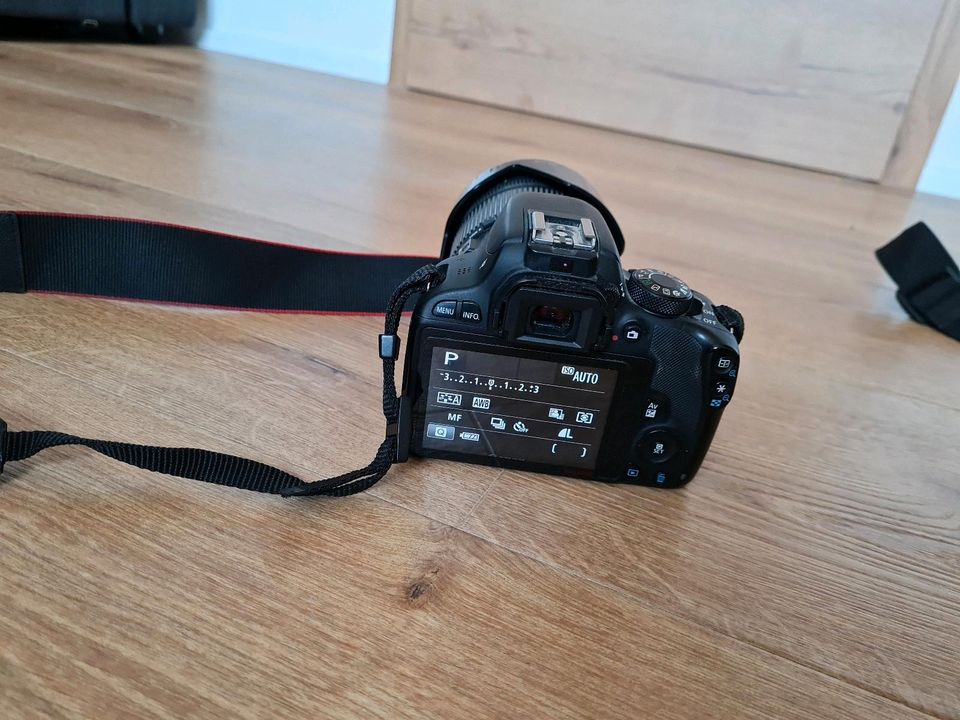 Spiegelreflexkamera Canon EOS 100D mit viel Zubehör in Wain