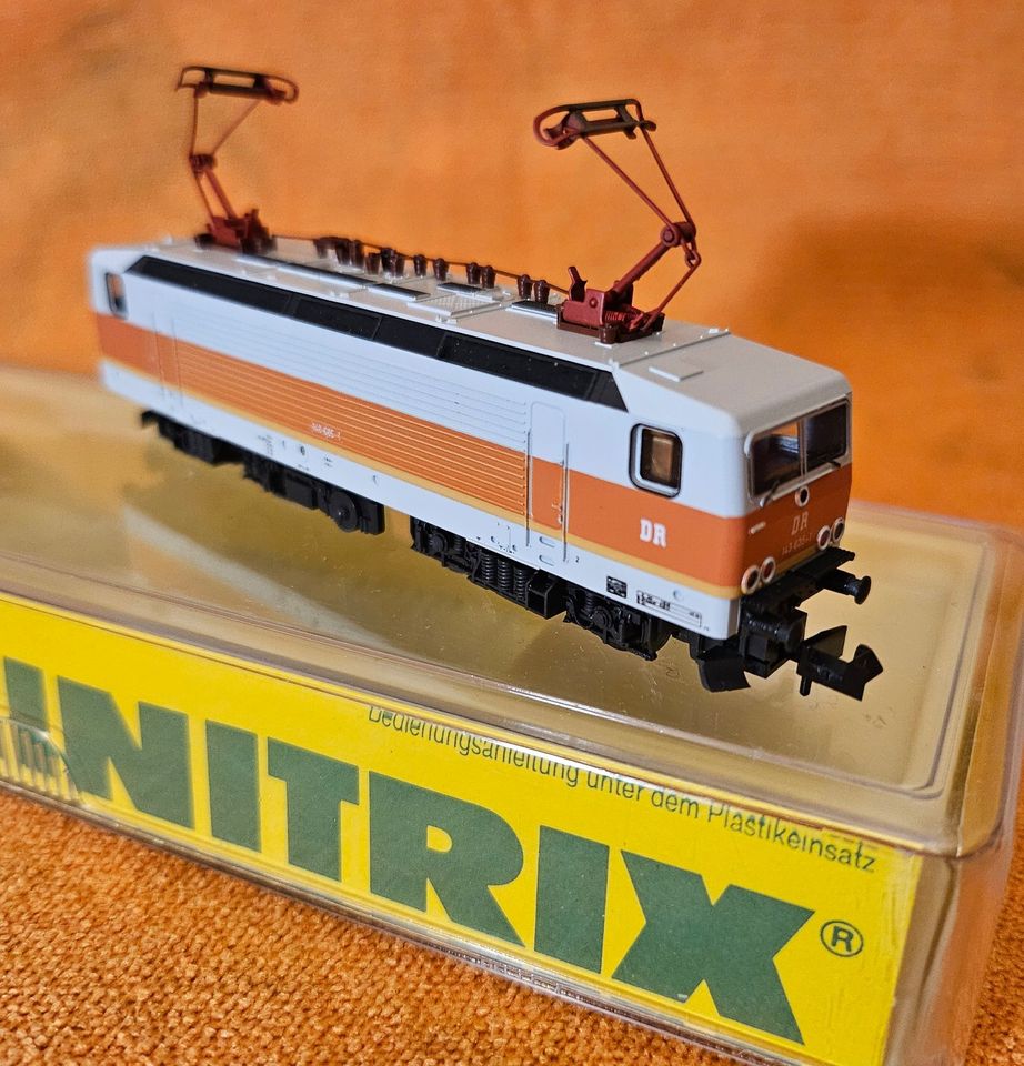 MINITRIX N 12883 E-Lok BR 143 der DR weiß/orange (S-Bahn-Farbe) in Eisenhüttenstadt