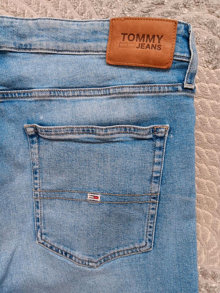 Jeans in Blau, Tommy Hilfiger mit Taschen und Reißverschlüss in Dortmund