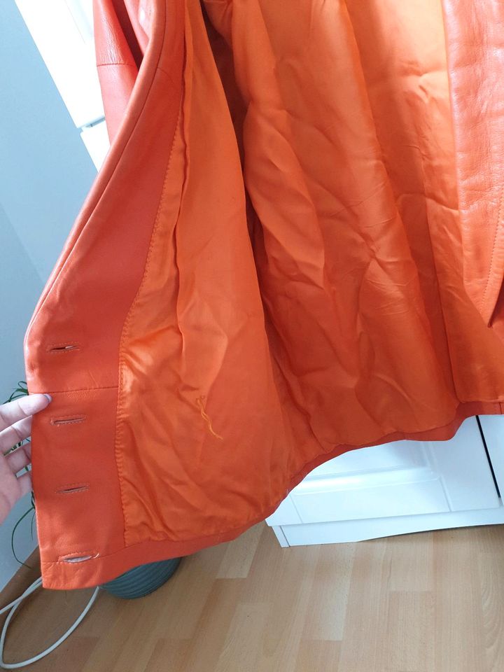 Orangene Lederjacke in Nanzdietschweiler