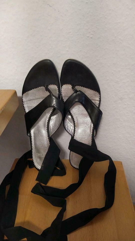 Schwarze schicke Zehensandalen zum Schnüren in Dußlingen