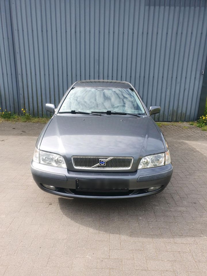                     Volvo V40 TÜV AU neu
