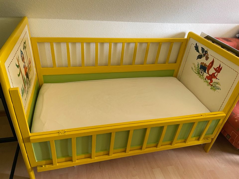 Retro Kinderbett Gitterbett Babybett mit neuwertiger Matratze in Weimar