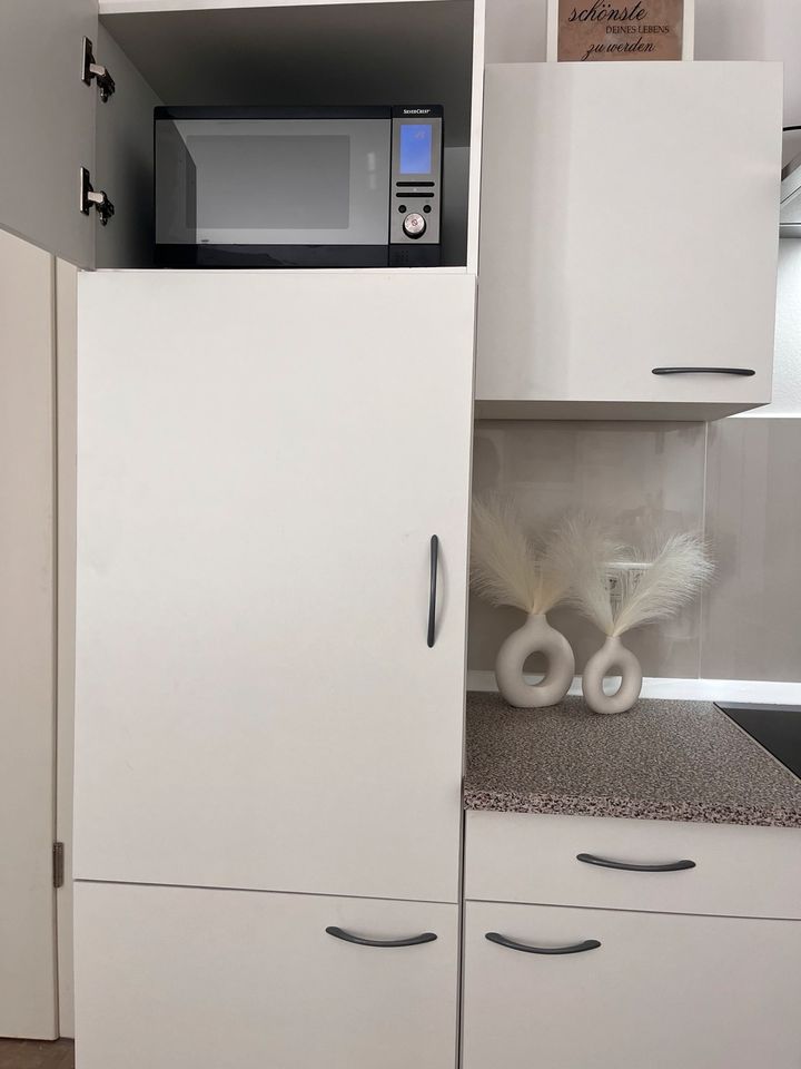 Küche Weiß Hängeschränke WIE NEU + E-Geräte OTTO in Blankenhain