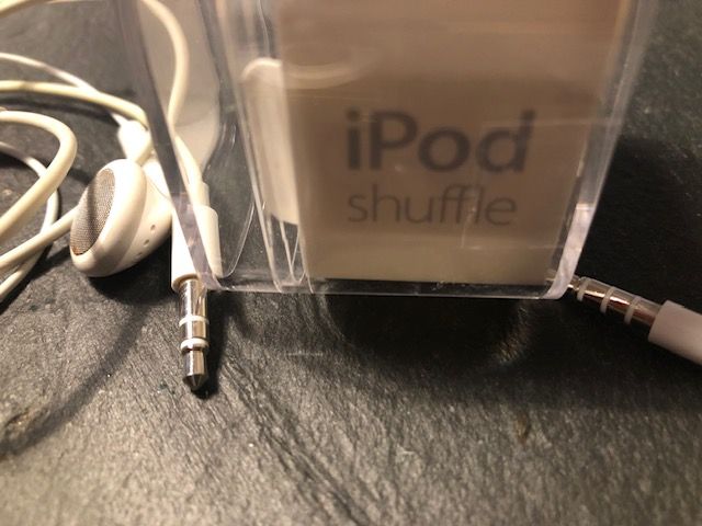 iPod shuffle 2GB Music Ohrhörer Kopfhörer Apple Original grün in Bad Rappenau