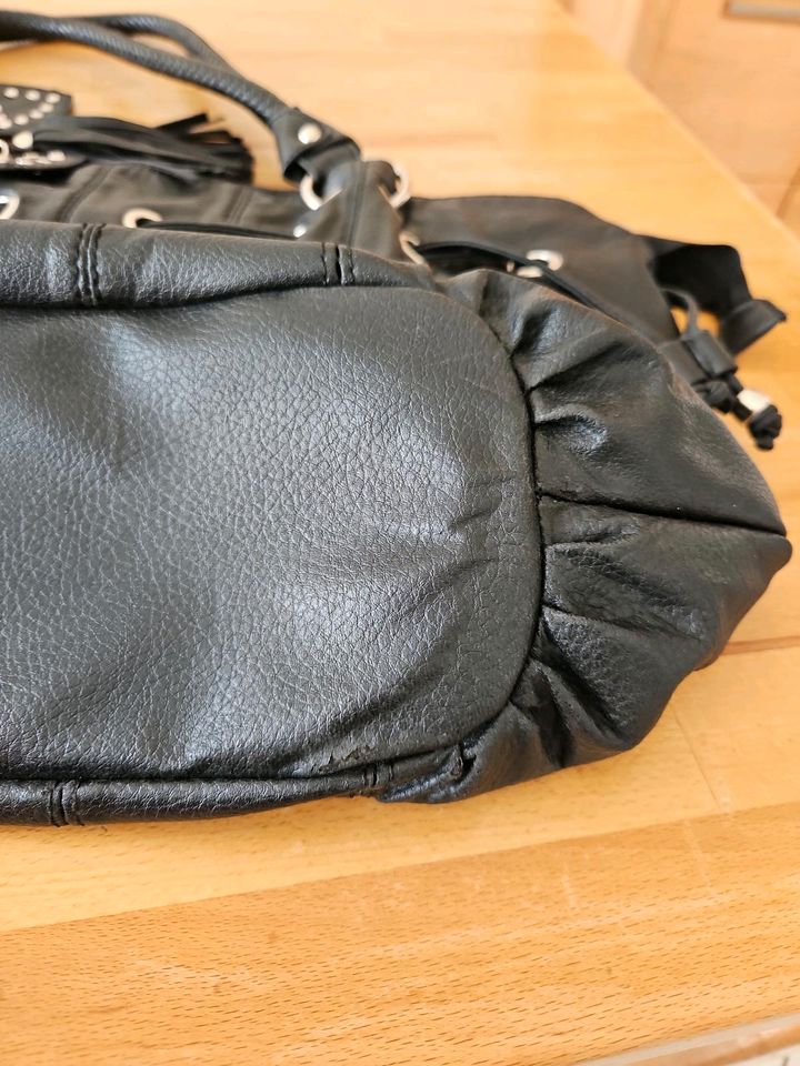 Schwarze Handtasche mit coolen Accessoires und Nieten in Viechtach