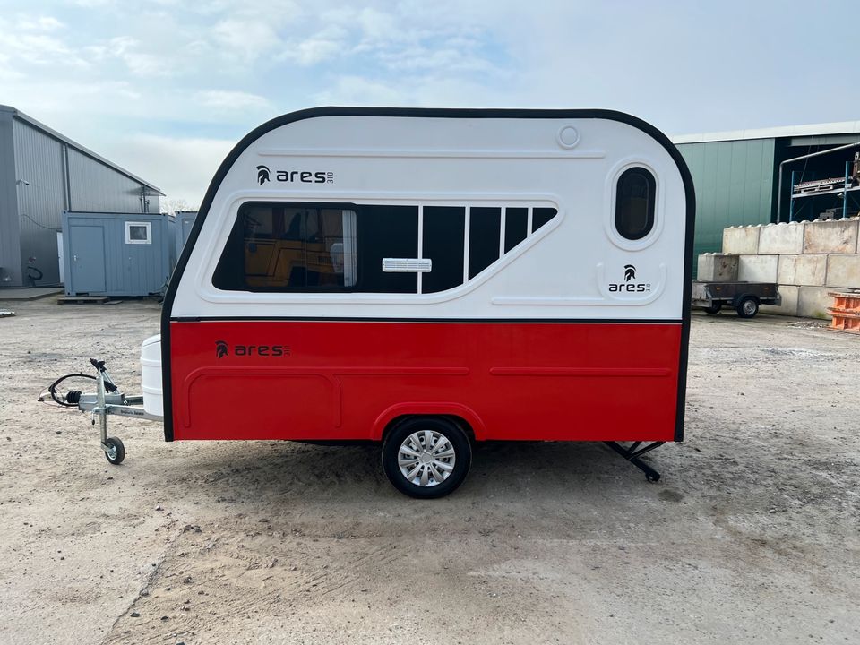 Ares310 / Wohnwagen mini für 4 Personen / GFK / 100 KMH/ NEU / MARKISE/ 100 KMH / FLIEGENGITTER / KÜHLSCHRANK / HERD / SOFORT VERFÜGBAR / 750 KG/ GFK  / OHNE ANHÄNGERFÜHRERSCHEIN/4 Pers / Neu in Pinneberg