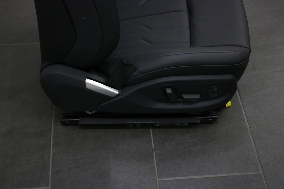 Audi A8 4N Lang Innenausstattung Leder Sitze Komfortsitze SHZ in Aurich
