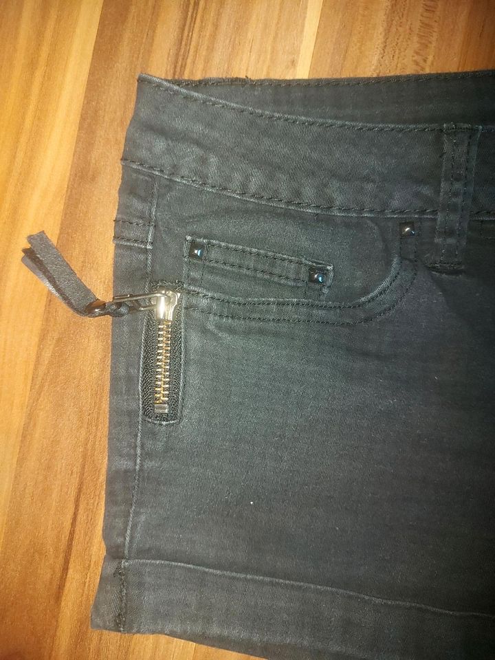 Kurze Jeans Hose Größe 34 schwarz C&A in Wendehausen