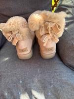UGG Stiefel Gr 38 mit Glitzer und Schleife Hessen - Offenbach Vorschau