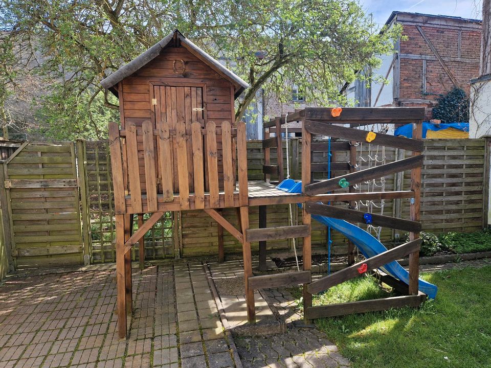 Holzhaus für Kinder mit Rutsche und Kletterwand und Umlauf in Rehau