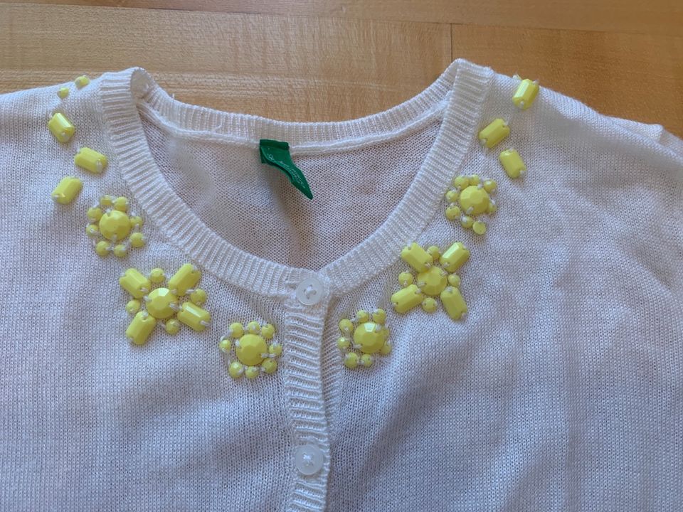 Feine Benetton Strickjacke mit Perlen Gr 158 neuwertig in Hochheim am Main