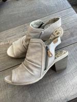 Mustang Sandalen Sandaletten Gr. 40 Grau Beige Sand Leder Peeptoe Bochum - Bochum-Ost Vorschau