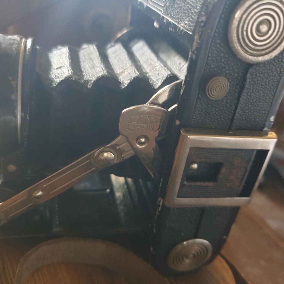Alte Kamera    mit Tasche  und zum verschließen  mit Schlüssel in Barntrup