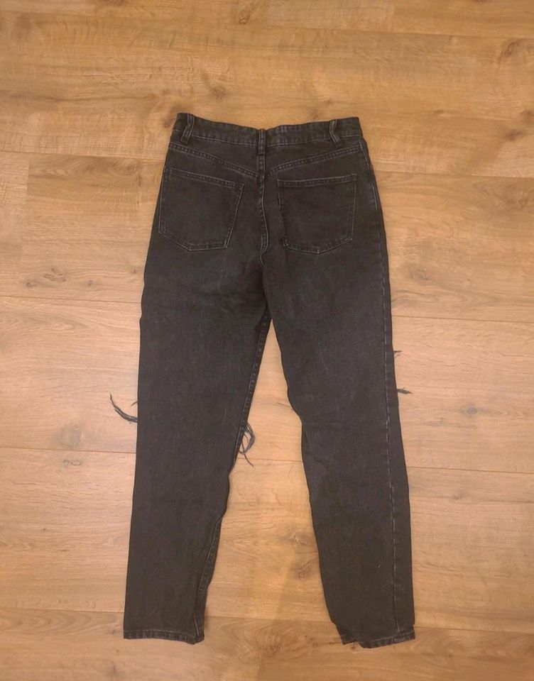 schwarze Jeans in Jößnitz