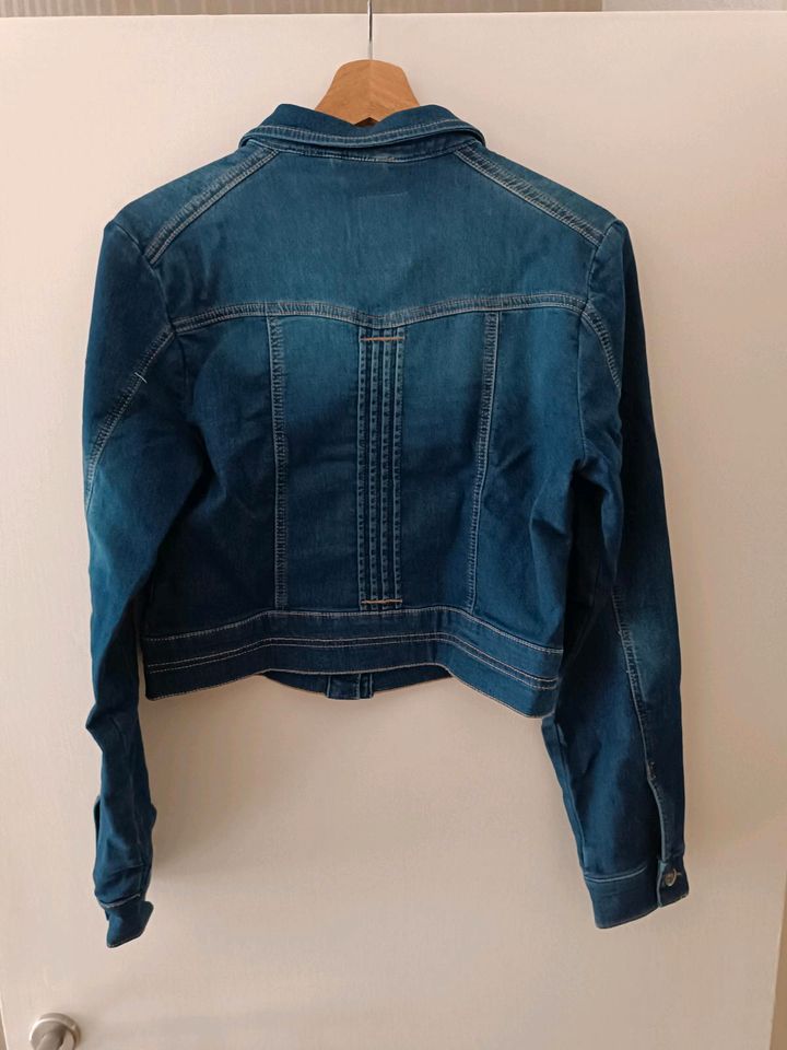 Jeans Jacke in blau in Uetersen