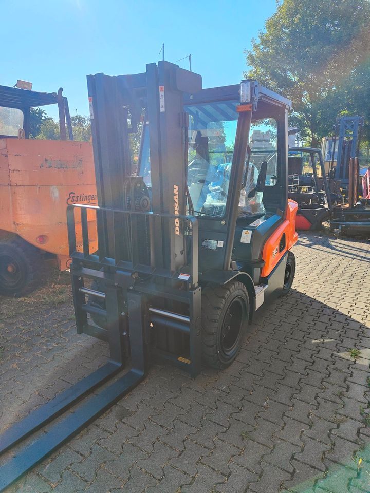 Neugerät Stapler Doosan D30NXS Triplex, Zinkenversteller in Wölfersheim