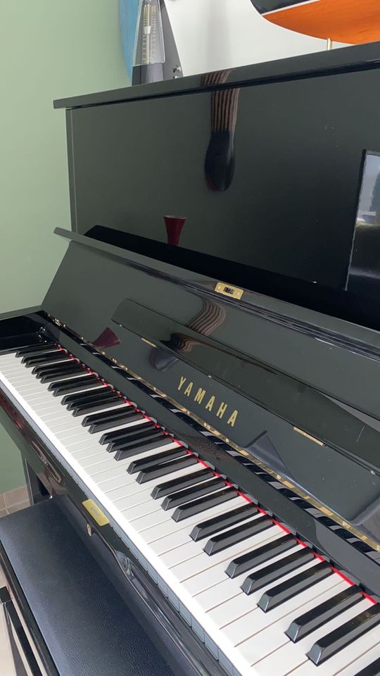 Yamaha Klavier U2 in schwarz Lack in Gütersloh