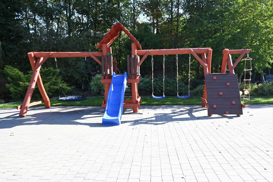 LEON Spielturm Klettergerüst Kletterturm Schaukel Rutsche in Hagen