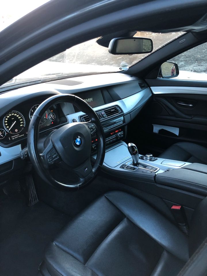 BMW 520d, HUD, SHZ 4x, RFK, schwarz. Himmel, soft close in Gotha