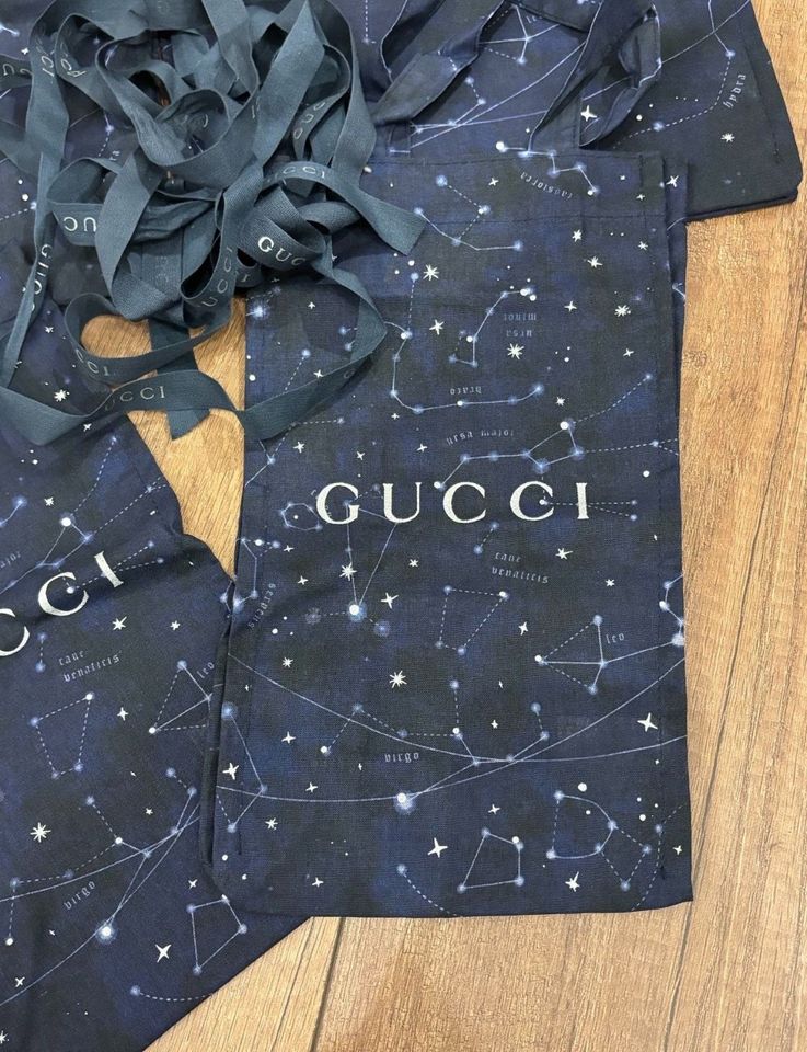 GUCCI 4 Stofftaschen und Schleifenband in Leuterod