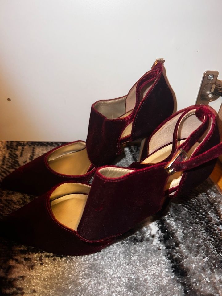 Absatzschuhe Samt rot high heels in München