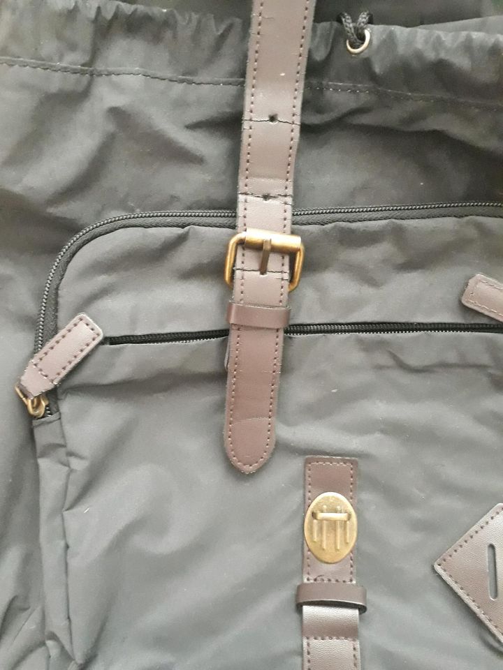 Rucksack Navy/Braun und reflektiert in Nürnberg (Mittelfr)