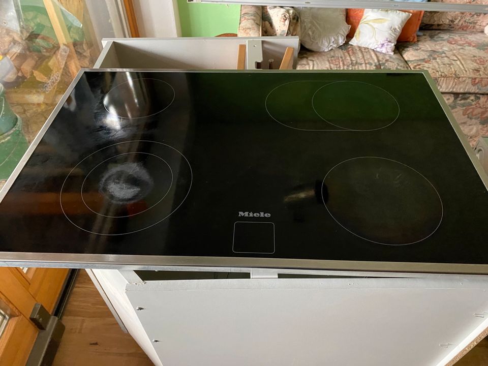 Miele Backofen und Cerankochfeld h43 i4E und KM 6031 EDST in Biberach an der Riß