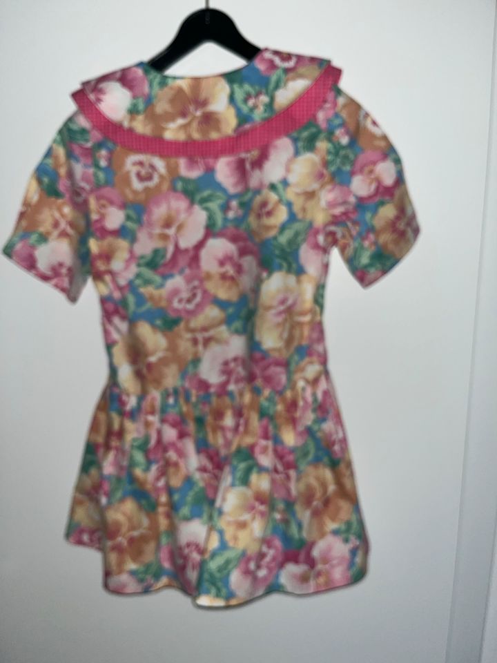 Kleid, Sommerkleid mit bunten Blumen, Größe 116 in Bitburg