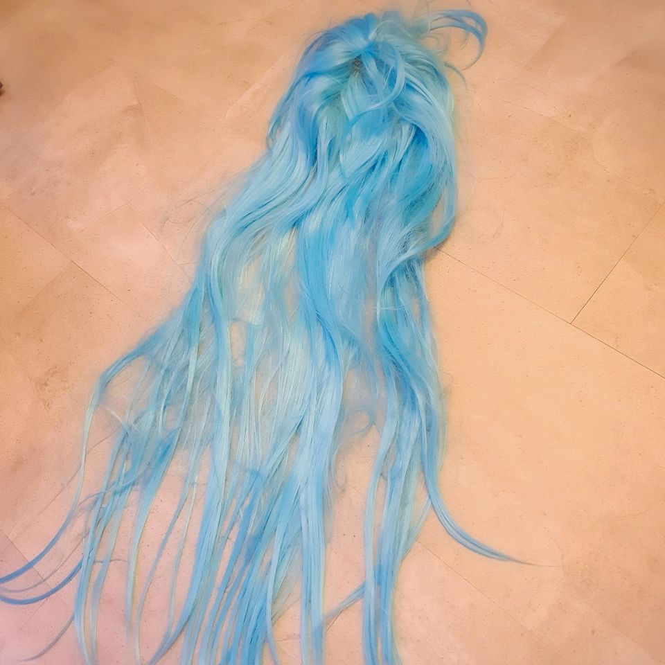 Perücke blau langes Haar in Celle