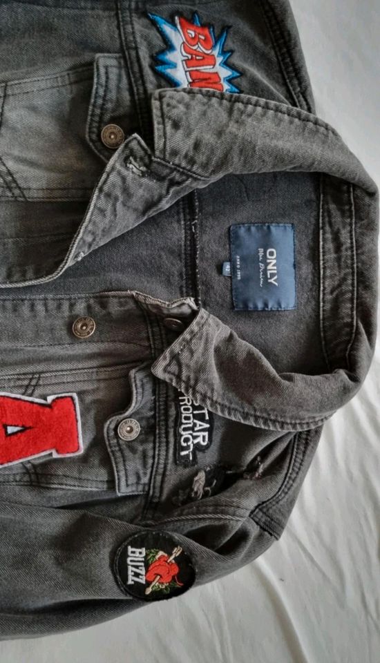 Jeansjacke ONLY mit Patches Größe 42 in München