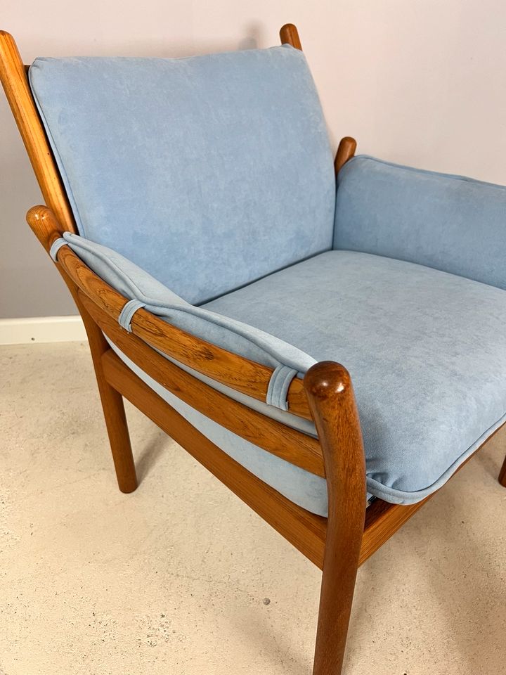 Teak Vollholz Sessel mit Armlehnen Illum Wikkelso Designersessel Holzsessel Polster hellblau babyblau Mid Century Design Dänemark Vintage 60er Jahre in Berlin