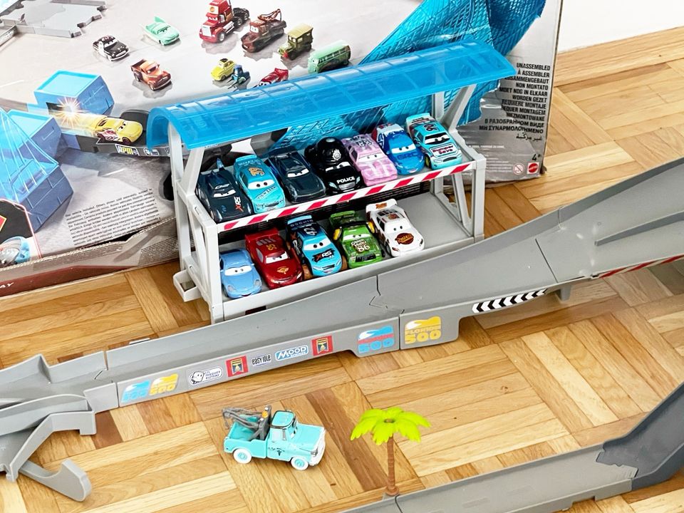 Mattel Disney Cars 3 Rennbahn Florida 500 Garage Spiral Carrera in Bonn