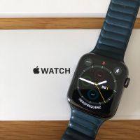 Apple Watch 44 mm Series 6 mit neuem Graphit Sport-Armband Black Sachsen - Höckendorf Vorschau