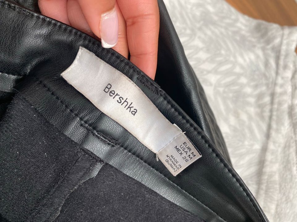 Lederhose von bershka in Hamburg